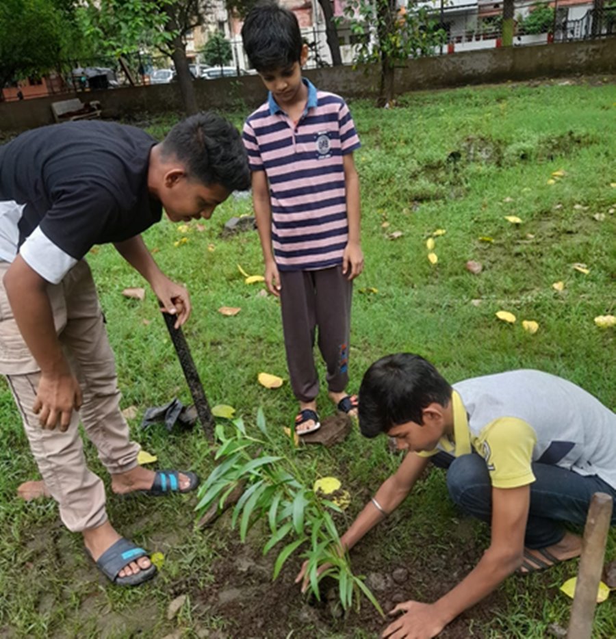 महाराष्&zwj;ट्र मंडल और मराठा समाज ने... महज 1 घंटे में रोपे 85 पौधे... बच्चों और महिलाओं ने बढ़&mdash;चढ़कर किया सहयोग