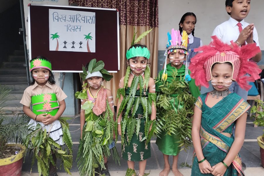 संत ज्ञानेश्&zwj;वर स्&zwj;कूल में मनाया गया विश्&zwj;व आदिवासी दिवस... बच्चों ने बिखेरी आदिवासी छटा
