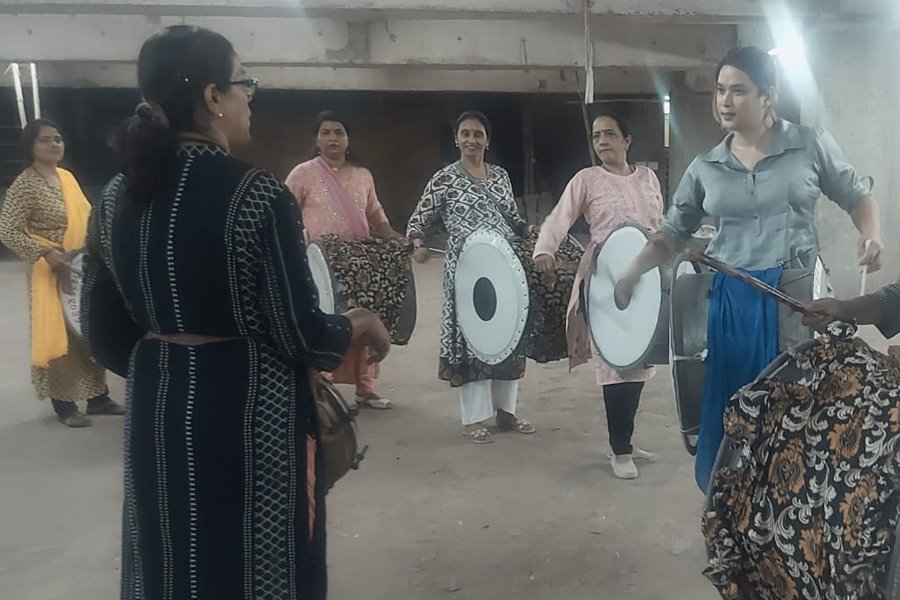 ढोल और लेझिम के अभ्यास में... पसीना बहा रहीं महाराष्ट्र मंडल की महिलाएं... एक लाख वंदे मातरम् गायन में होंगी शामिल