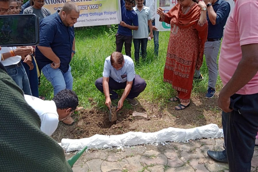 महाराष्&zwj;ट्र मंडल का पौधरोपण अभियान पहुंचा GEC... प्राचार्य और NSS ने मिलकर रोपे 25 पौधे... लिया सुरक्षा का संकल्प