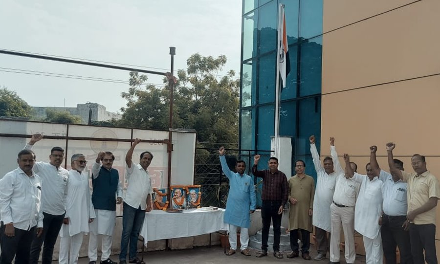 महाराष्ट्र मंडल में ध्वजारोहण कर... अध्यक्ष काळे ने दिया सकारात्मक संदेश... बोले, ऐसा किया तो पूरे होंगे सारे सपने