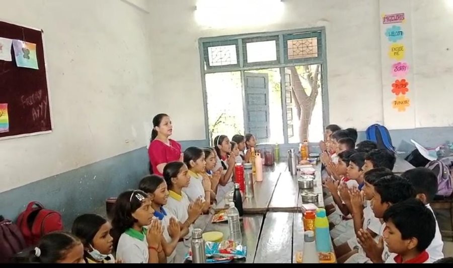 संत ज्ञानेश्वर स्कूल में बच्चों को... सिखाया गया भोजन मंत्र... तो बताया गया अन्न का महत्व
