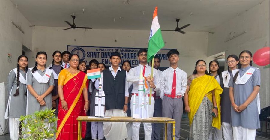 संत ज्ञानेश्वर विद्यालय में चंद्रयान 3 की सफलता पर जश्न... मनाई गई शहीद राजगुरु की जयंती