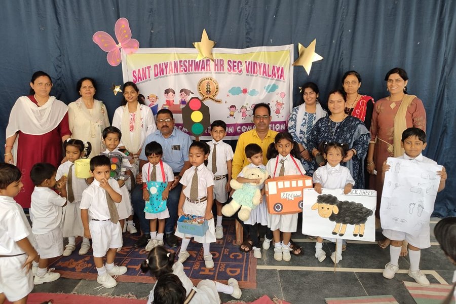 संत ज्ञानेश्वर ​विद्यालय में... प्री&mdash;प्राइमरी के बच्चों के बीच हुई पोयम स्पर्धा... प्रस्तुतिकरण ने जीत लिया सभी का दिल