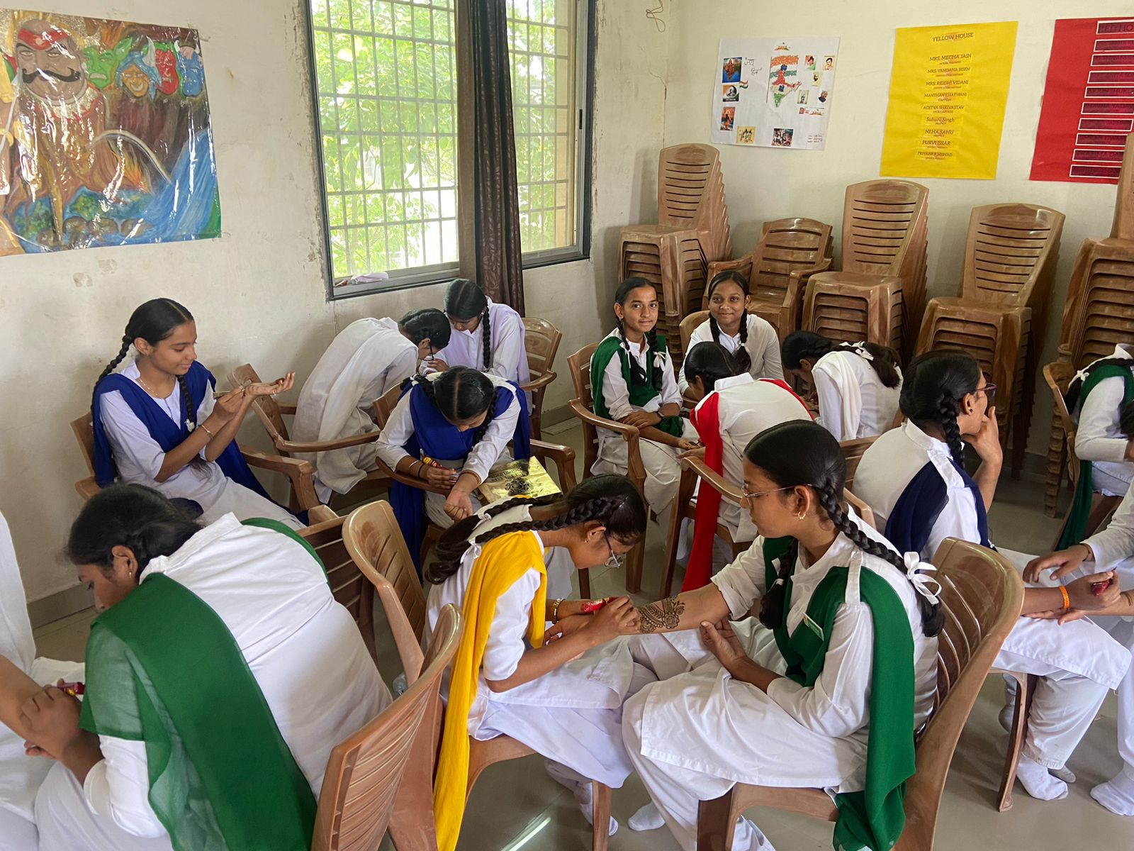 संत ज्ञानेश्वर स्कूल के बच्चों ने दिखाई... अपनी दिव्य प्रतिभा... बनाई राखियां, तो हाथों में सजाई मेहंदी