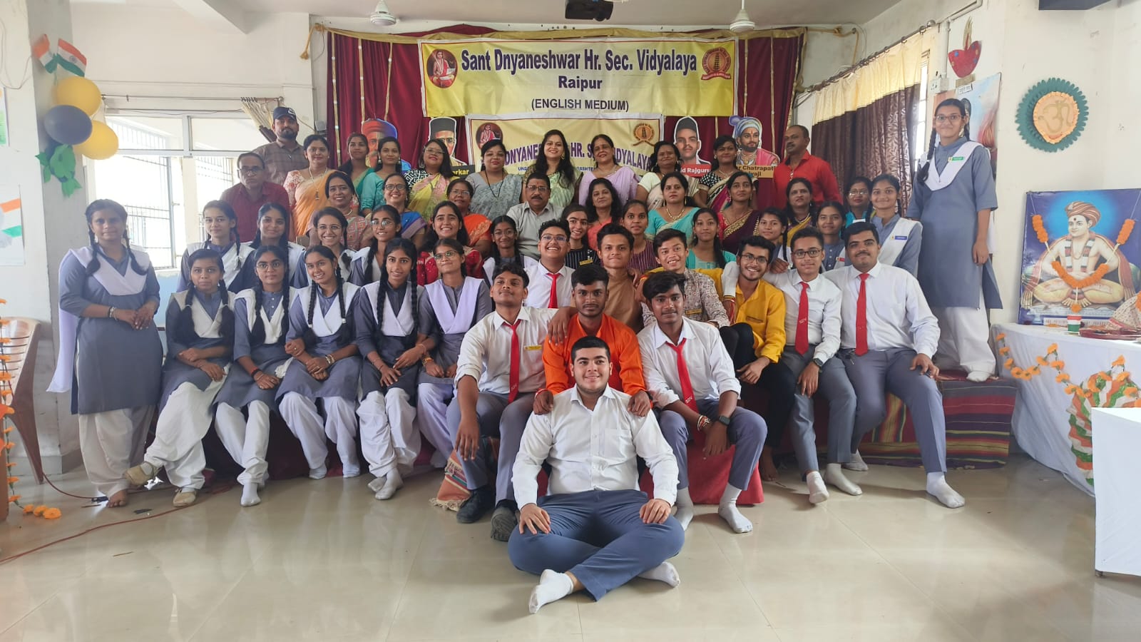 संत ज्ञानेश्वर स्कूल में मना शिक्षक दिवस... श्रीफल भेंट कर किया शिक्षकों का सम्मान