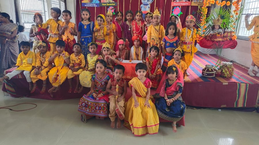 संत ज्ञानेश्वर विद्यालय में मनाई गई 'जन्माष्टमी'... बच्चे बने 'राधा&mdash;कृष्ण'... संत ज्ञानेश्वर की भी मनाई गई जयंती