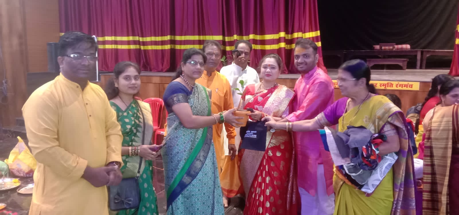 पर्यावरण समिति ने मंगलागौरी पूजन में शामिल लोगों को दिए पौधे और कपड़े के थैले