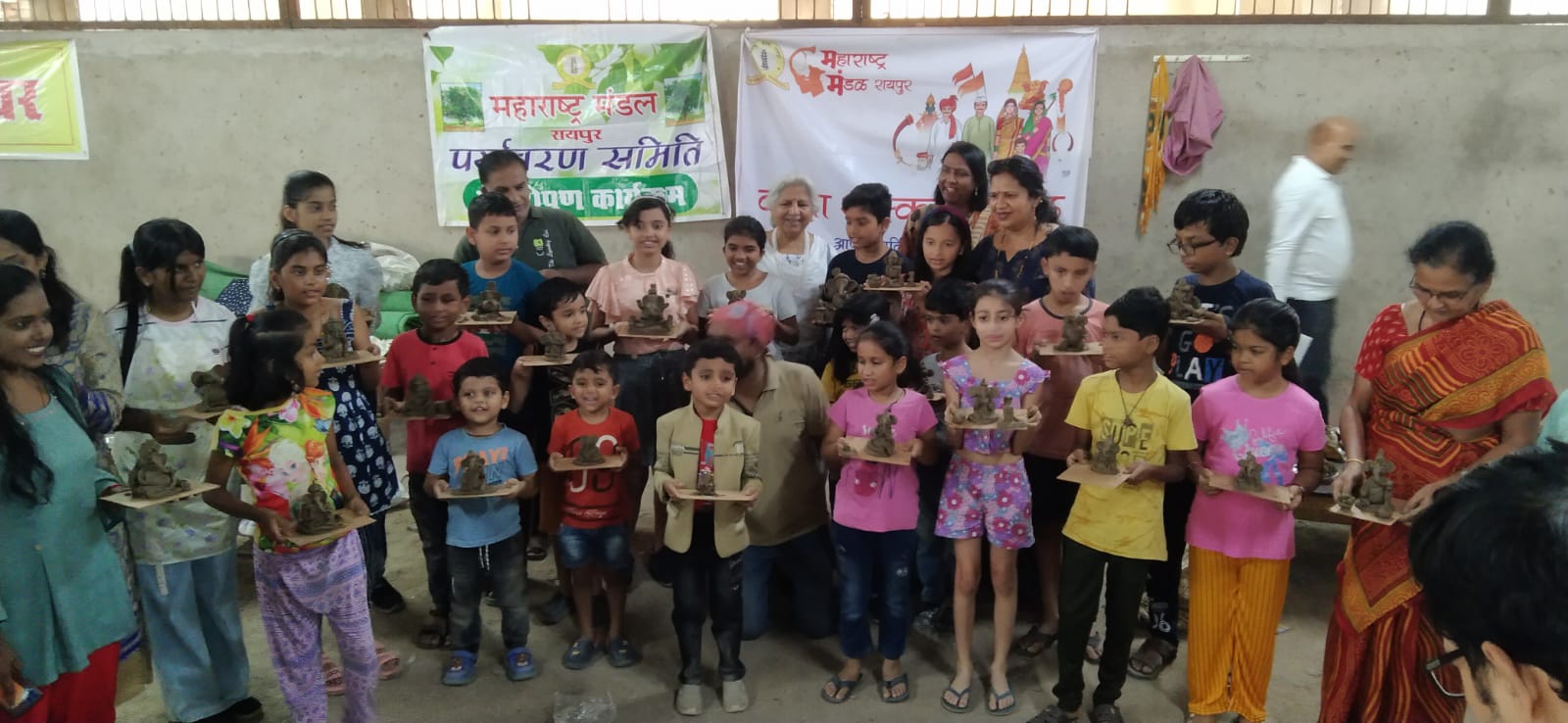 बच्चों ने बनाए सीड बाल वाले मिट्टी के गणेश... श्रीगणेश को दिया आकर्षक स्वरूप