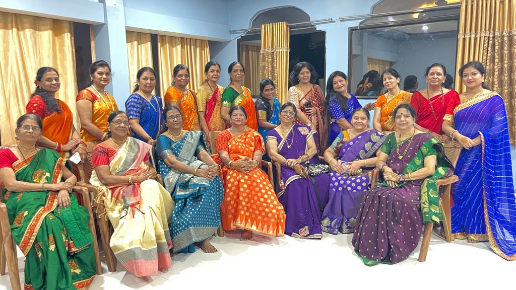 रोहिणीपुरम महिला केंद्र मनाया आवरण... एक दूसरे को दी तीज की शुभकामनाएं...