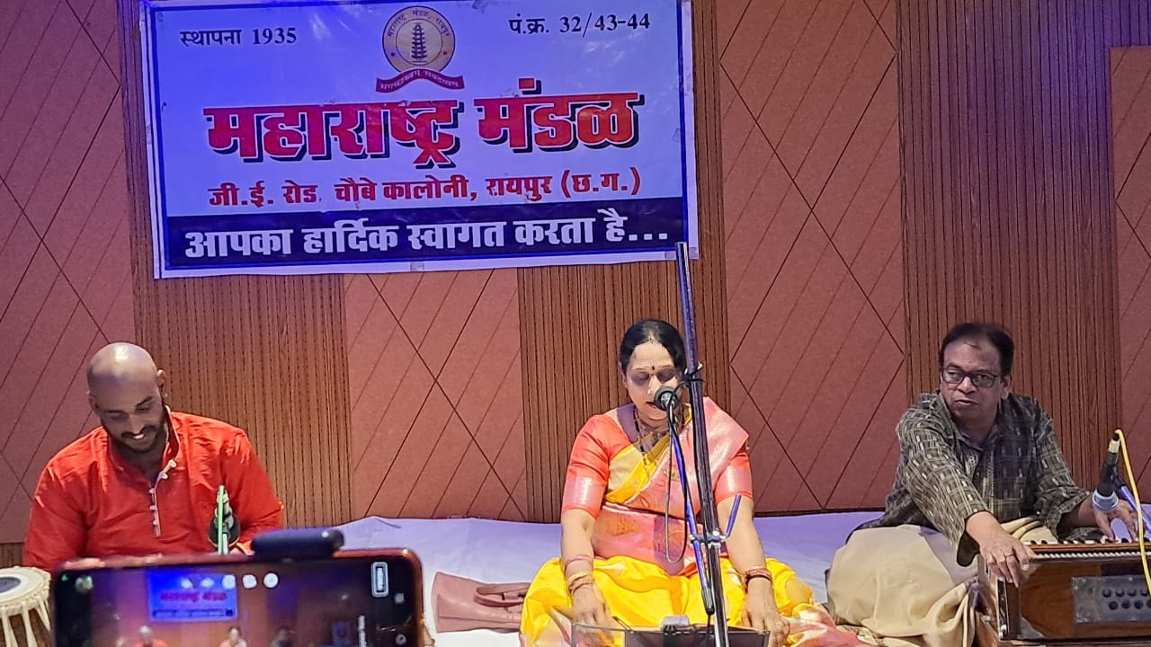  'निघालो घेऊन दत्ताची पालकी', सुंदर ते ध्यान उभे विटेवरी' जैसे सुमधुर भजनों से इंदौर की शुभांगी ने लूटी वाहवाही