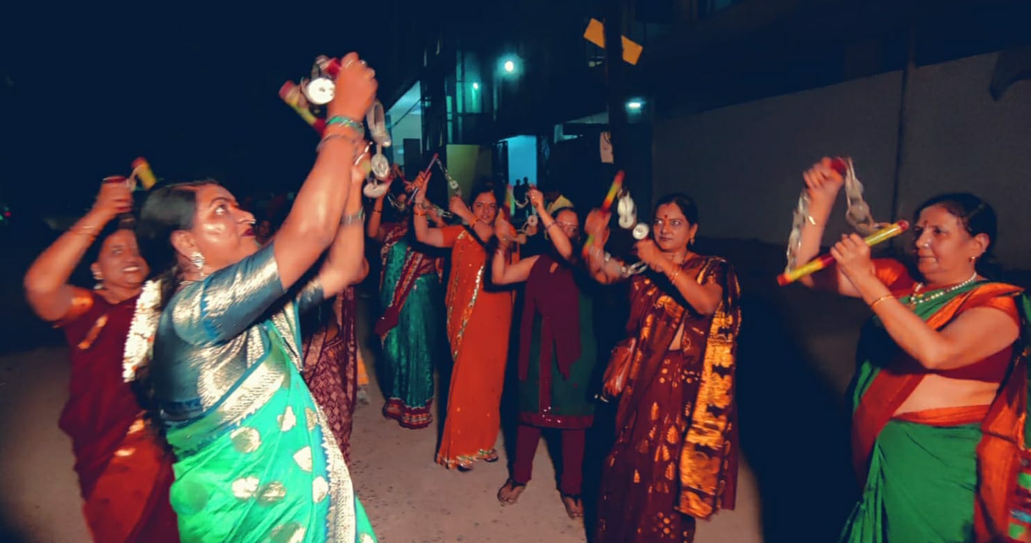 गणपति बप्पा के विसर्जन में लेझिम बजाती महिलाओं ने खींचा ध्यान... महाराष्ट्र मंडळ की गणेश प्रतिमा का विसर्जन