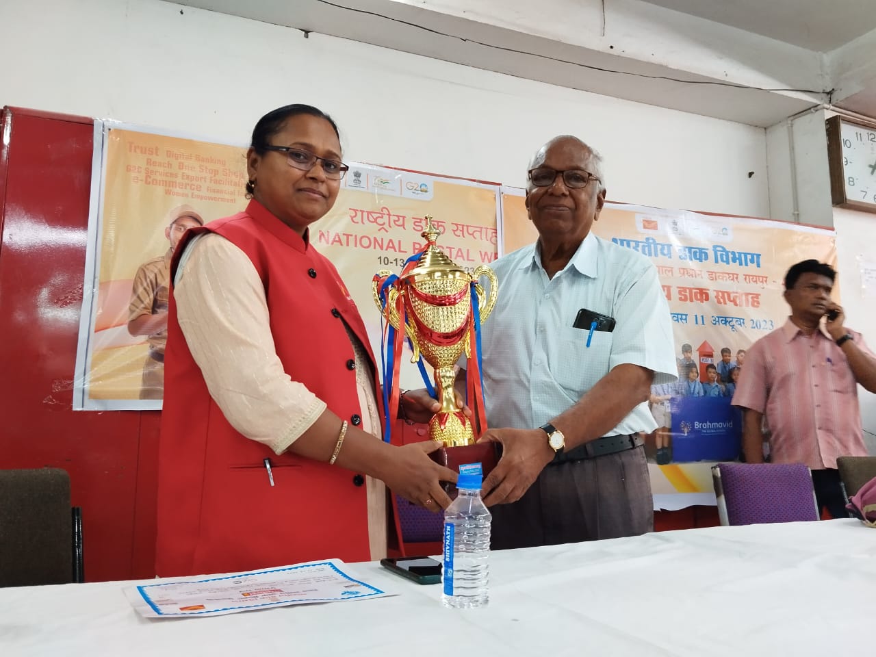 फिलैटलिस्ट विजय लाड का सम्मान... डाक टिकटों के संग्रह पर डाक विभाग ने किया सम्मानित