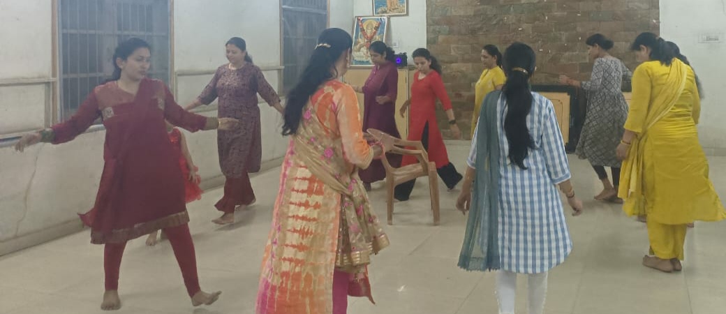  महाराष्ट्र मंडल के गरबा प्रशिक्षण में युवाओं- बच्चों ने सीखे स्टेप