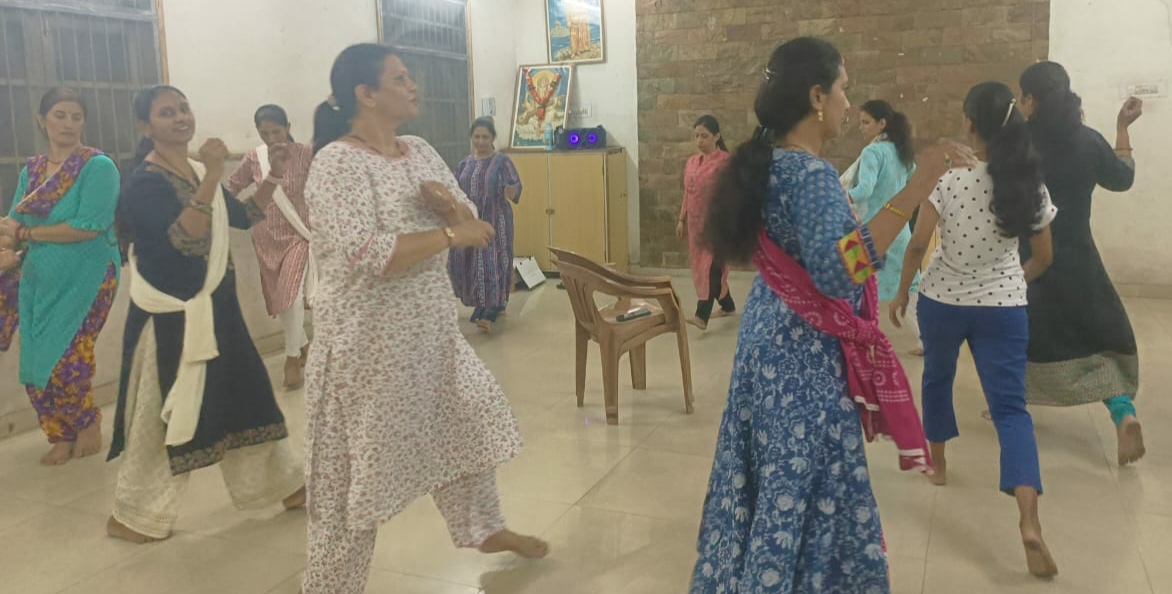  महाराष्ट्र मंडल में आज से गरबा महोत्सव.... प्रशिक्षण के आखिरी दिन बड़ी संख्या में जुटे युवा, बच्चे व महिलाएं