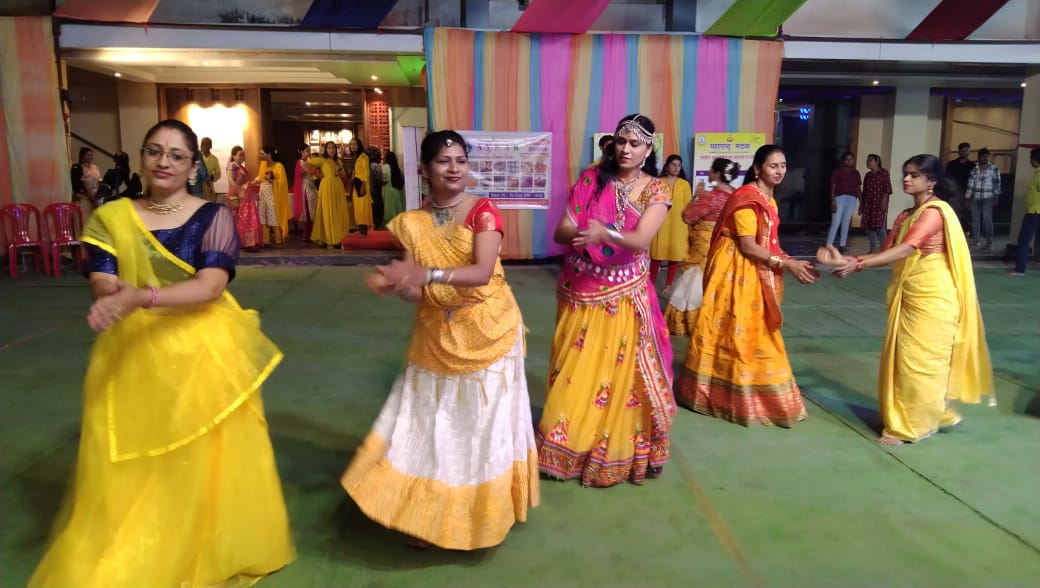  अरे आये रे आये नवरात्र रे...की धुन पर गरबा करते झूमे भक्तगण.... महाराष्ट्र मंडल में पांच दिवसीय गरबा का भक्तिमय शुभारंभ