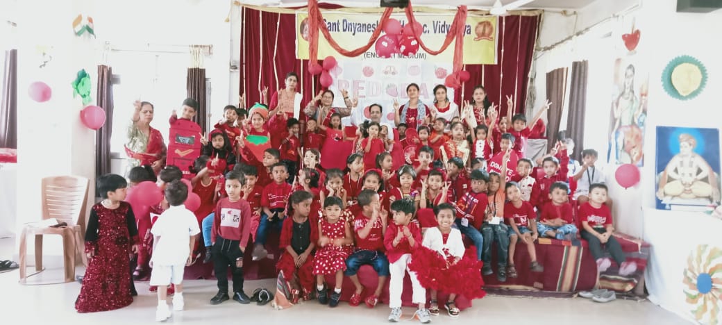 नवरात्रि सेलिब्रेशन और रेड कल डे एक साथ... एसडीवी के बच्चों में दिखा उत्साह