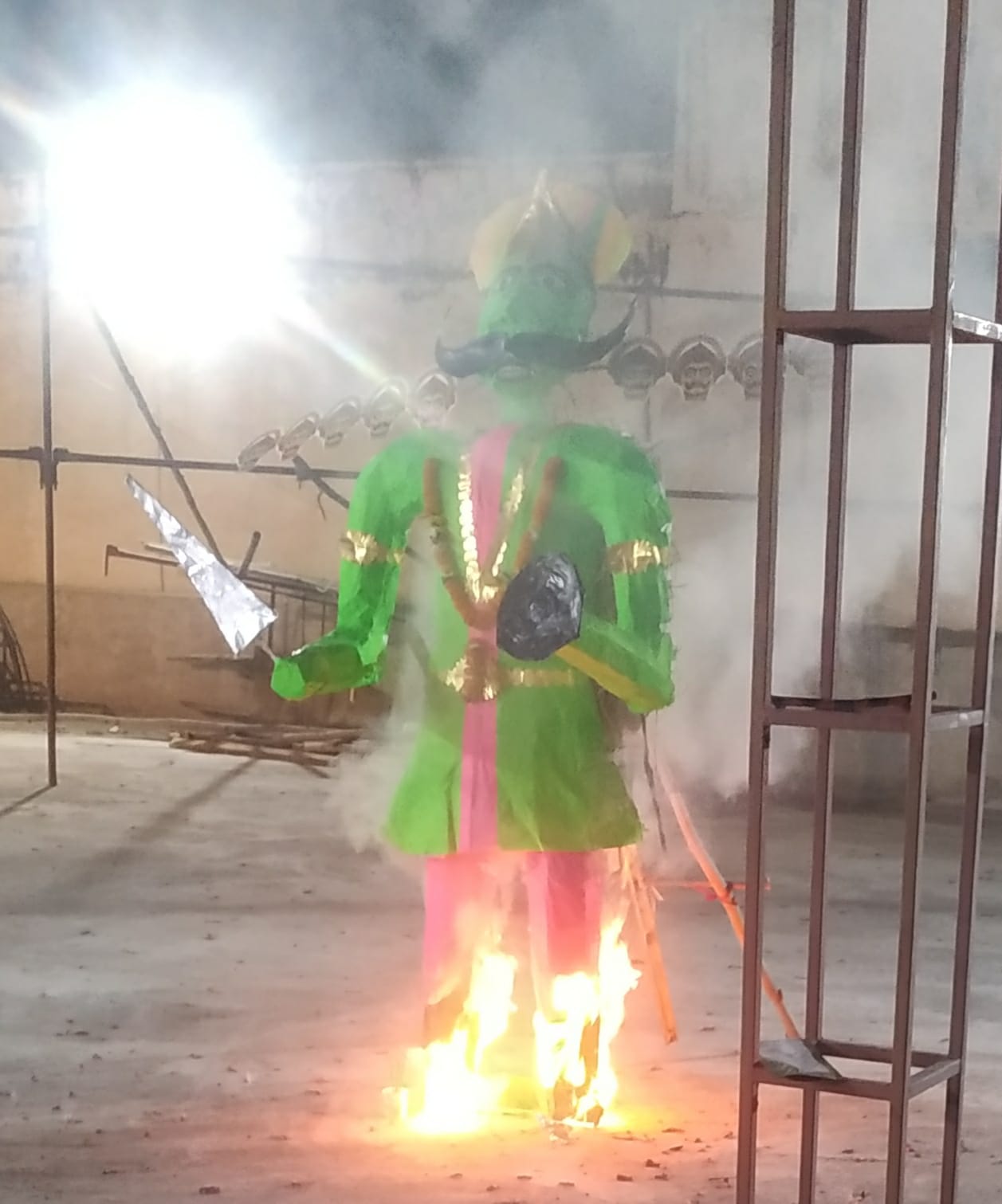  महाराष्ट्र मंडल में आतिशबाजी के साथ रावण दहन... बड़ी संख्या में पहुंचे सदस्यगण