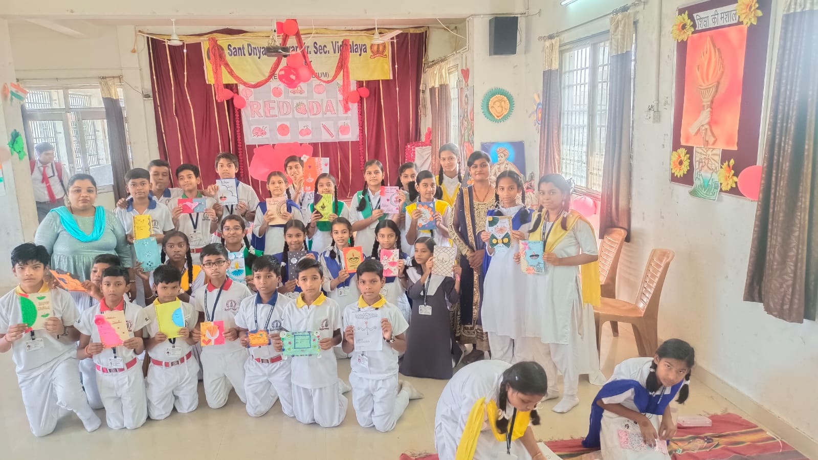 डिजीटल दुनिया में ग्रीटिंग्स का अपने अलग क्रेज... कार्डस् बनाकर बच्चों ने दिखाई क्रिएटिविटी