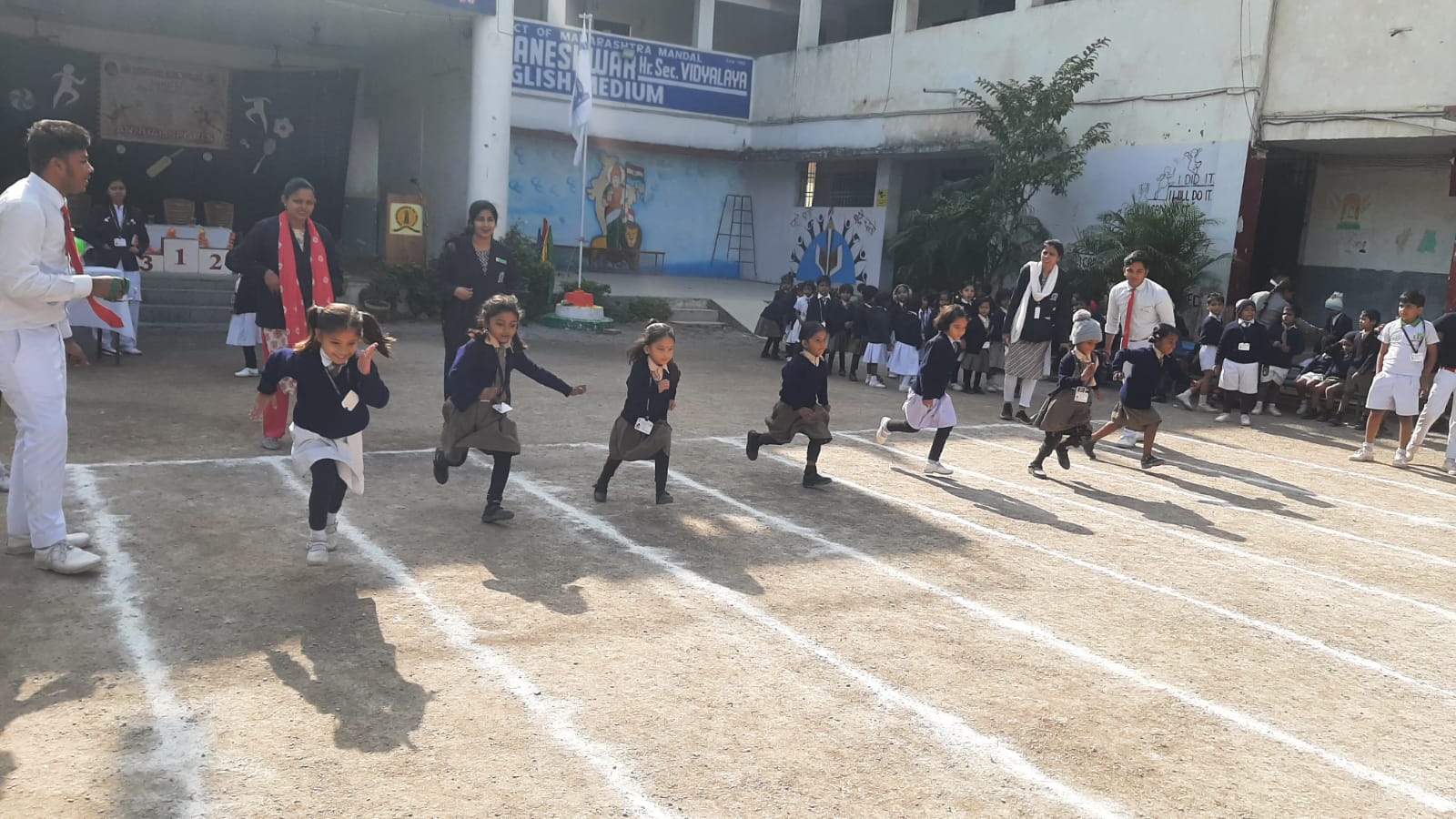 बाल आइसक्रीम, लेमन-स्पून और बिस्किट रेस में दौड़े नौनिहाल