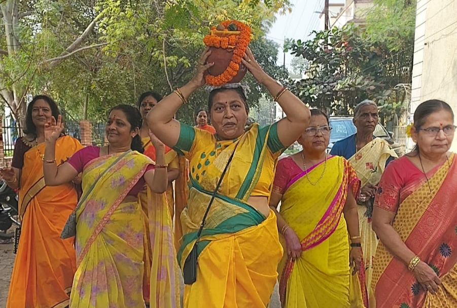  अयोध्या से पहुंचे अक्षत कलश को लेकर निकली शोभायात्रा.... महाराष्ट्र मंडल के वल्लभ नगर केंद्र की महिलाओं की रही भक्तिमय भागीदारी