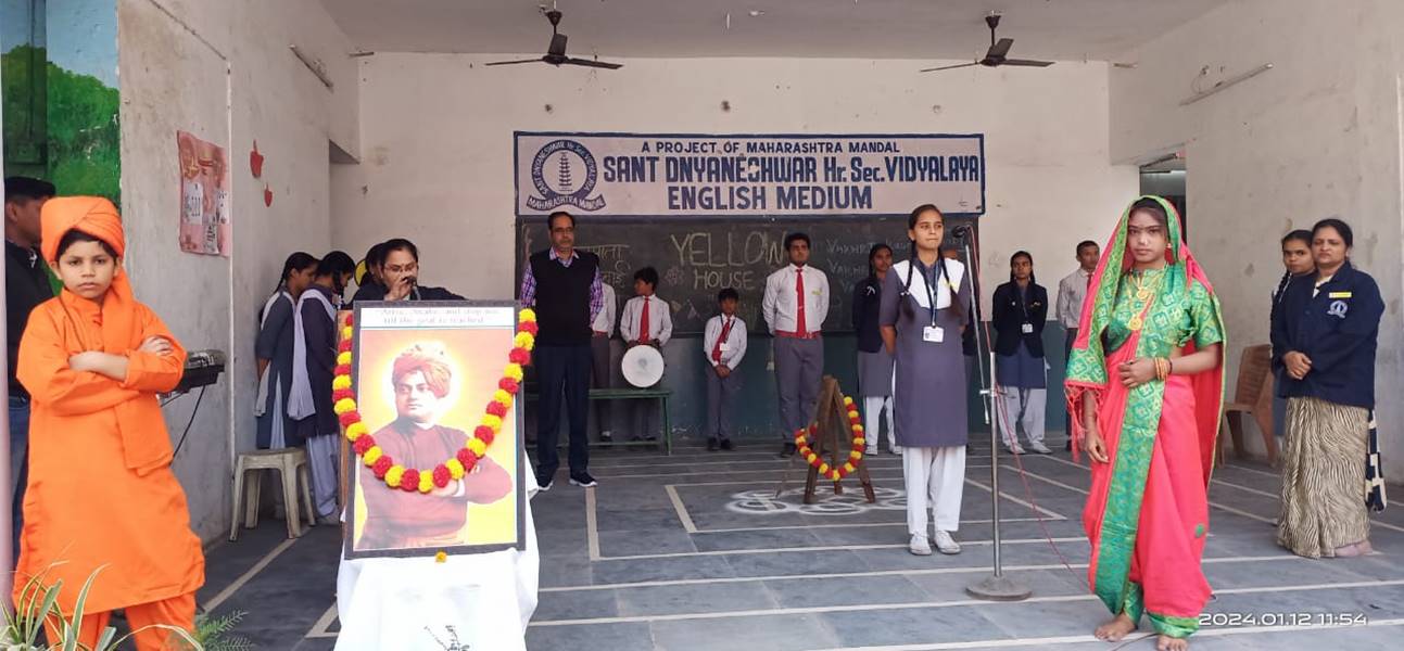 राष्ट्रीय युवा दिवस पर बच्चों ने स्वामी विवेकानंद और जीजाबाई को किया याद