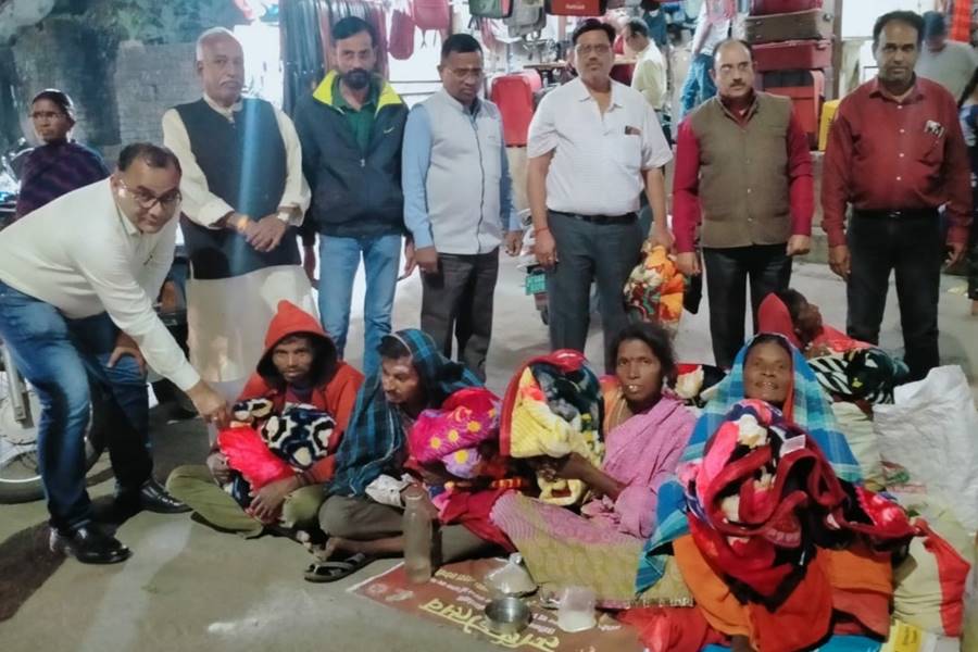 भास्कर के वस्त्रदान अभियान में महाराष्ट्र मंडल ने निभाई सहभागिता.. आमापारा में जरूरतमंदों को वितरित किया कंबल