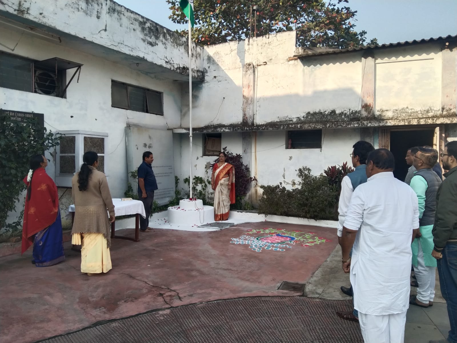 दिव्यांग बालिका गृह में महाराष्ट्र मंडल की महिला प्रमुख ने फहराया तिरंगा... कहा, आज विश्व को कर्मयोग की शिक्षा दे रहा भारत