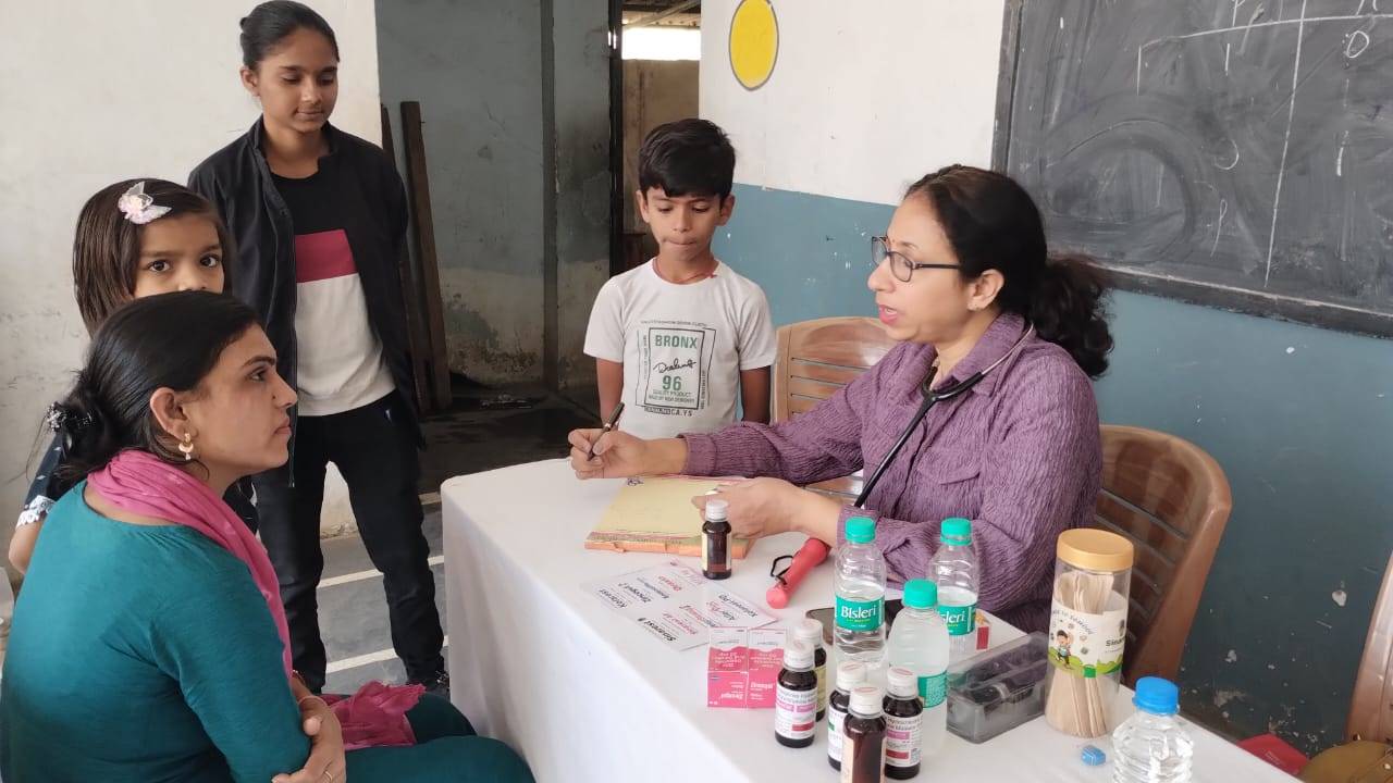 संत ज्ञानेश्वर स्कूल में लगा मेडिकल कैंप... बच्चों के साथ अभिभावकों ने कराई जांच