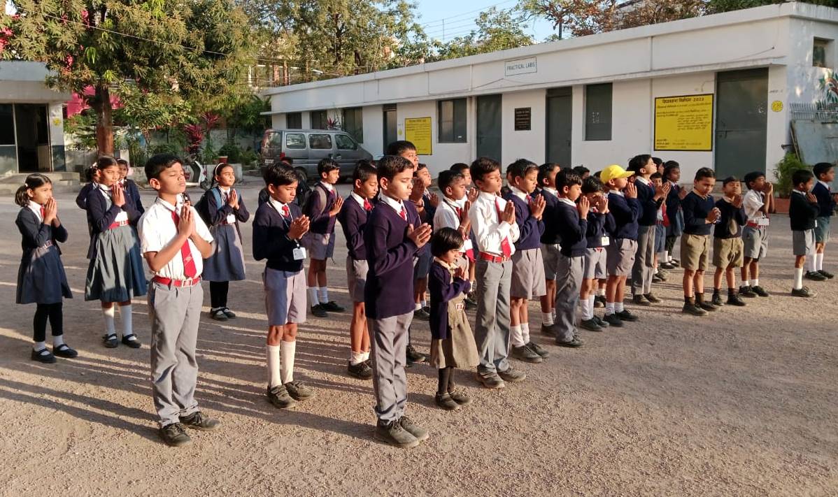 सूर्य नमस्कार से होती बच्चों के दिन की शुरूआत... इस स्कूल में मिल रहा शिक्षा के साथ संस्कार