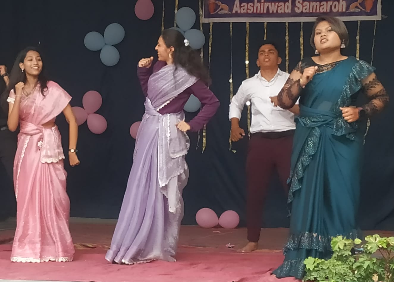 संत ज्ञानेश्वर स्कूल में रंगारंग कार्यक्रम में 12वीं के बच्चों की विदाई... 