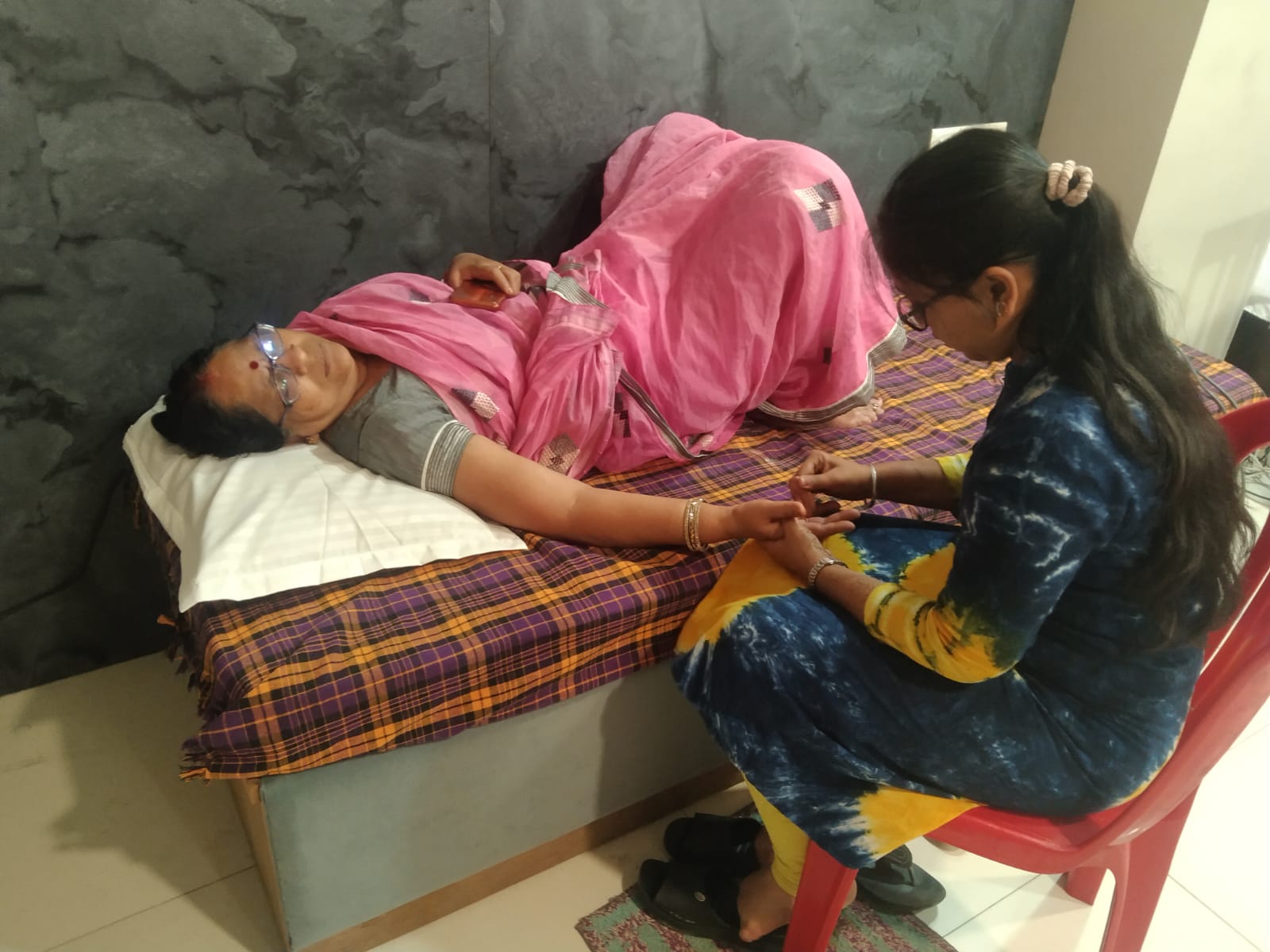 फिजियोथेरेपी की अत्याधुनिक मशीनों के साथ सेवा में जुटा महाराष्ट्र मंडल