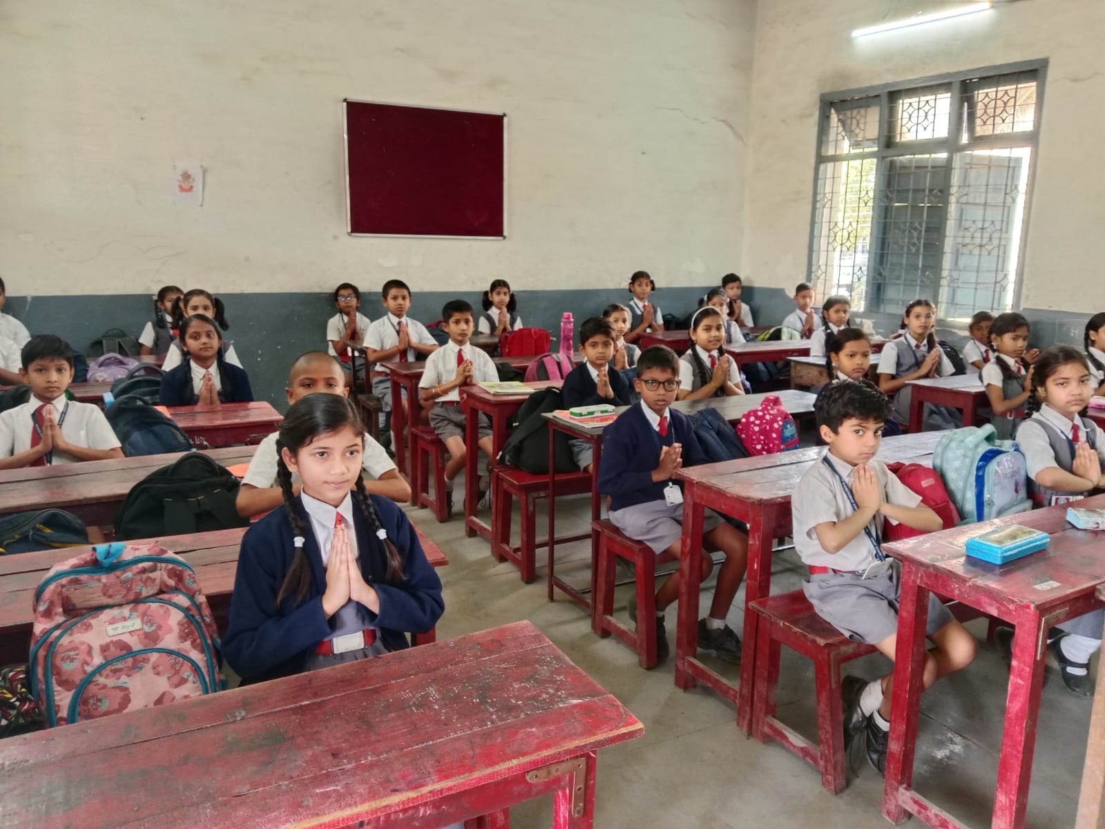 प्रार्थना, भजन और ओम का उच्चारण कर बच्चे मन को करे रहे एकाग्र