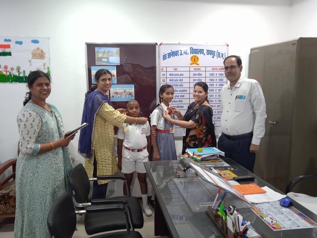 साइंस ओलिंपियाड में संत ज्ञानेश्वर स्कूल के तीन बच्चों को मिला गोल्ड मैडल