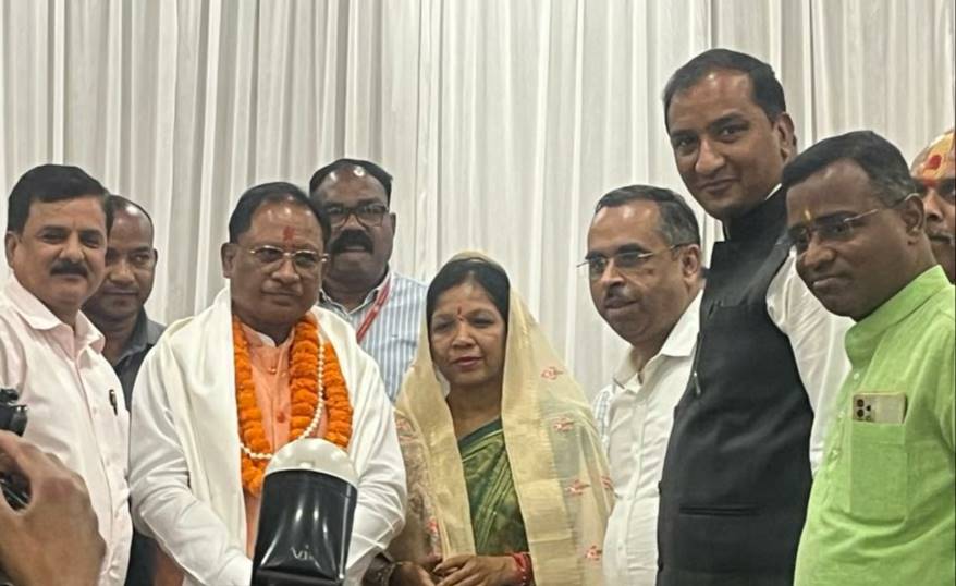 मुख्यमंत्री विष्णु देव साय से मिले मंडल अध्यक्ष काले... सीएम हाउस में गृह प्रवेश कार्यक्रम के दौरान हुई संक्षिप्त चर्चा