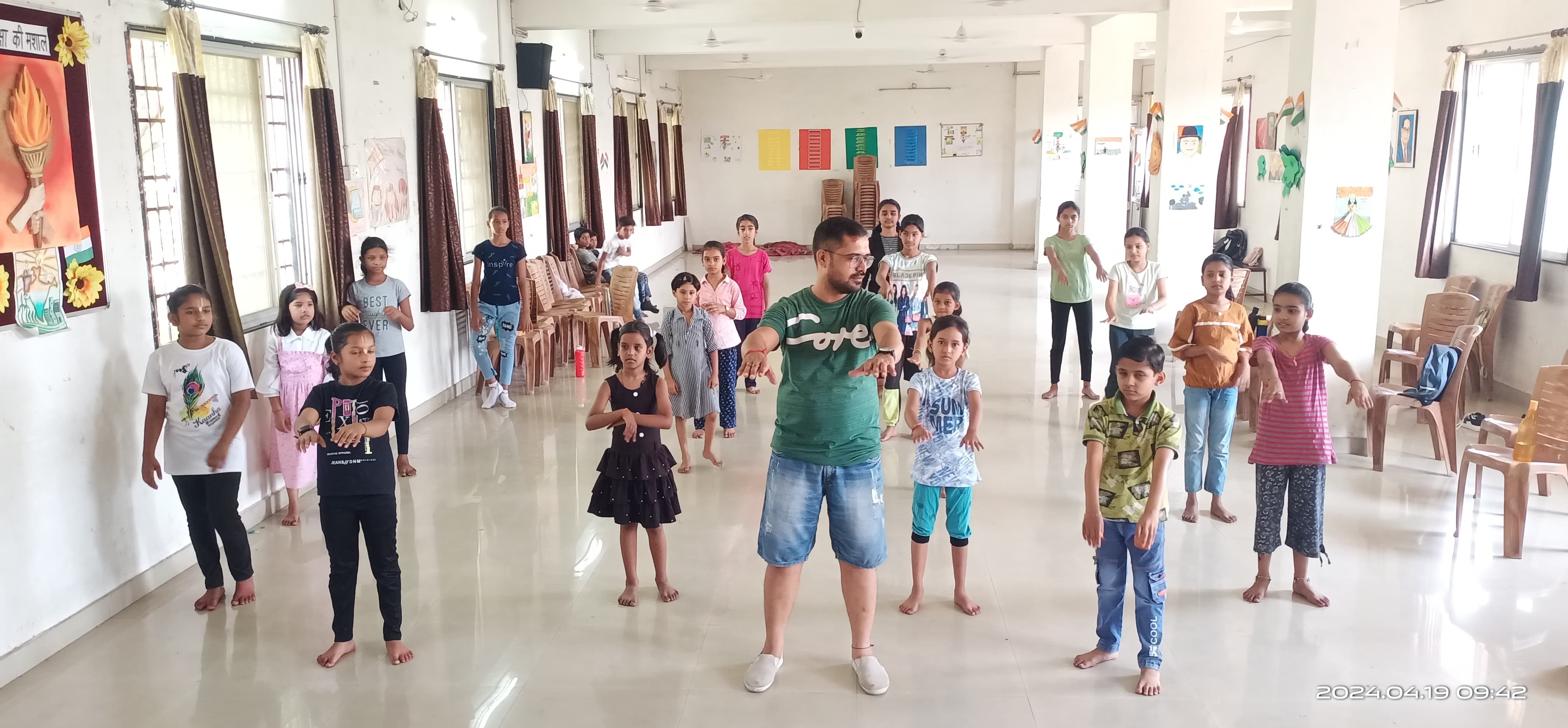  कोरियोग्राफर धीरज बच्चों को सीखा रहे बैली और सालसा के स्टेप्स