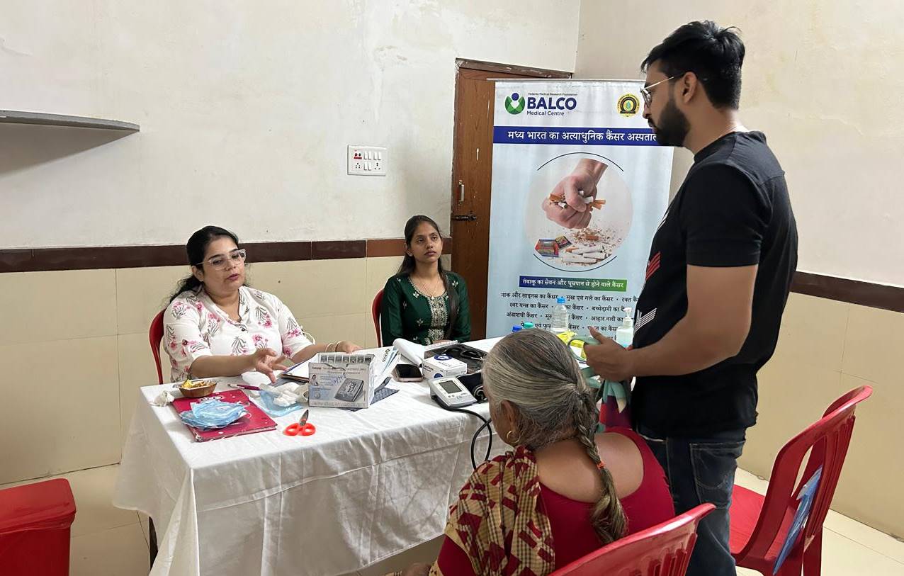  तसल्ली के लिए महाराष्ट्र मंडल के निःशुल्क कैंसर जांच शिविर में पहुंचे लोग