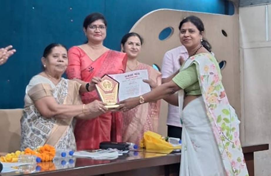 संत ज्ञानेश्वर स्कूल की शिक्षिका अपर्णा आठले को मिला सशक्त नारी सम्मान