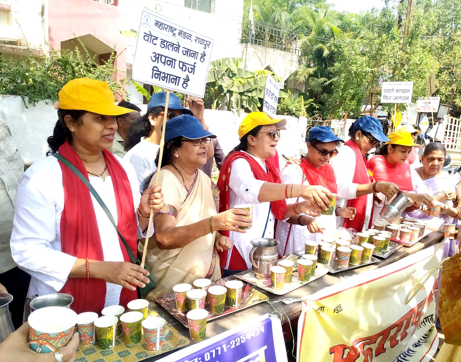 राहगीरों को मठा पिलाकर महाराष्ट्र मंडल ने मनाया श्रम दिवस