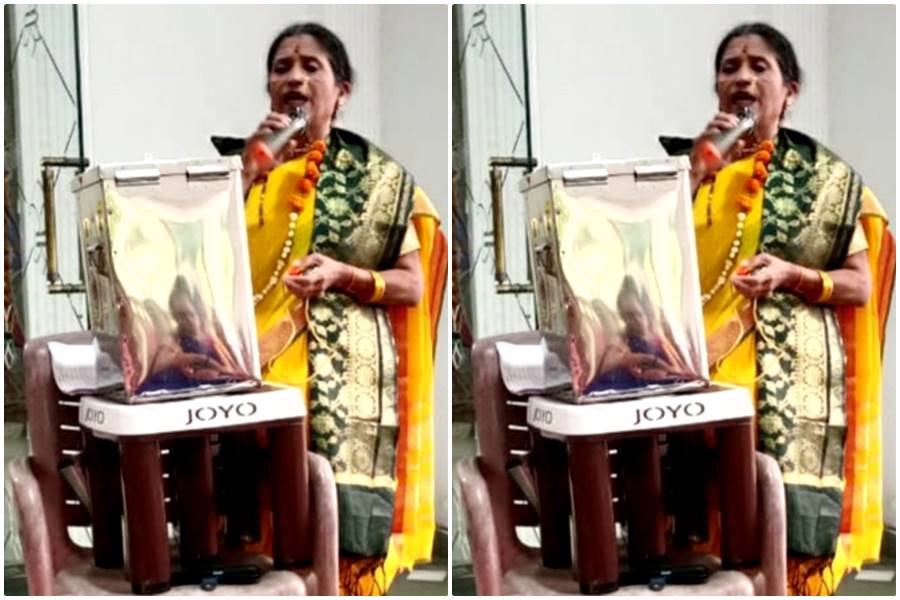 महाराष्ट्र मंडल की वरिष्ठ सदस्य चारुशीला का कीर्तन सुनते- सुनते भीग जाती हैं आंखें