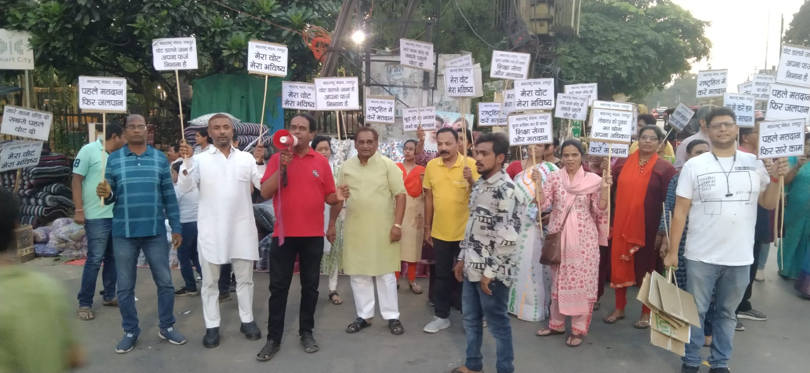 जागरूकता अभियानः  मंडळ सचिव ने लाउडस्पीकर से लोगों  से की मतदान की अपील