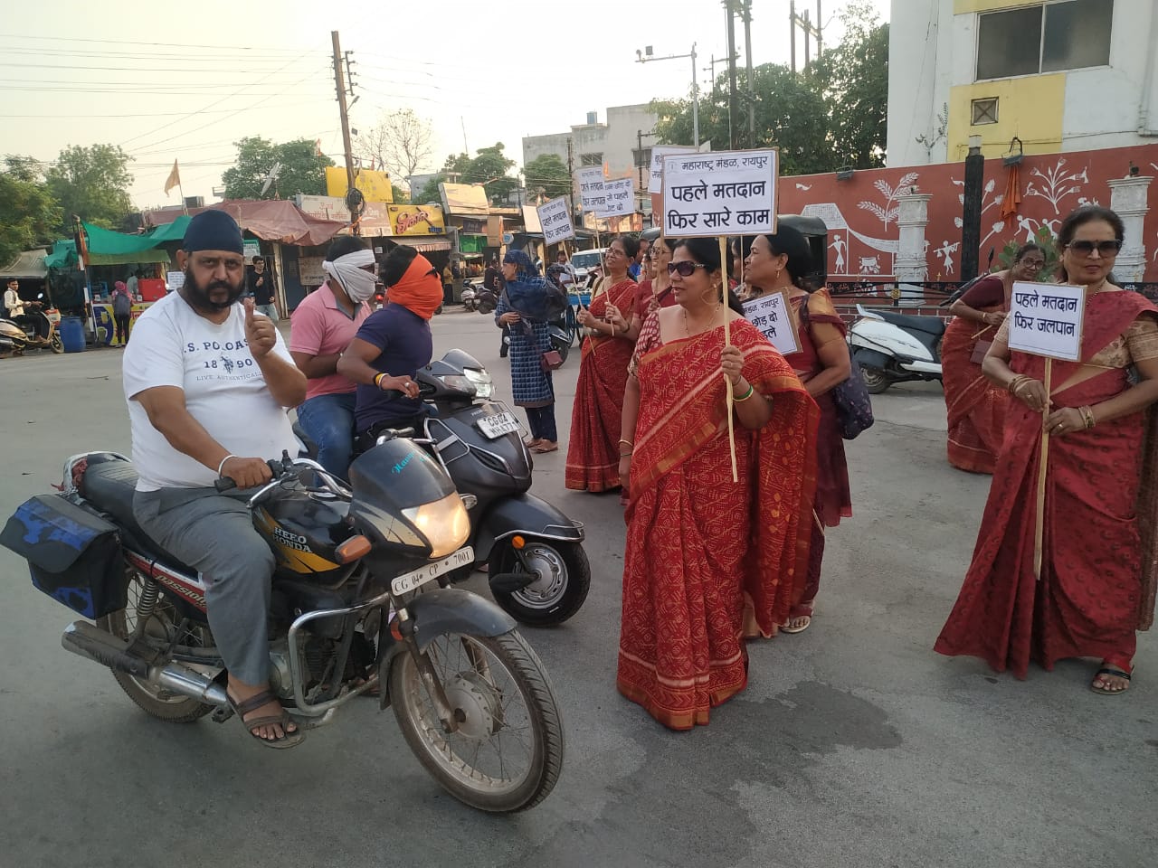 मतदाता जागरूकता अभियानः गोल चौक में लोगों को किया गया मतदान के लिए जागरूक