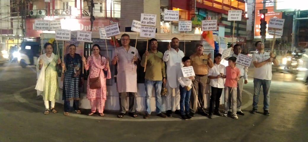 ढलती शाम के साथ जय स्तंभ चौक में जुटे मंडळ के सदस्य.. चलाया मतदाता जागरूकता अभियान