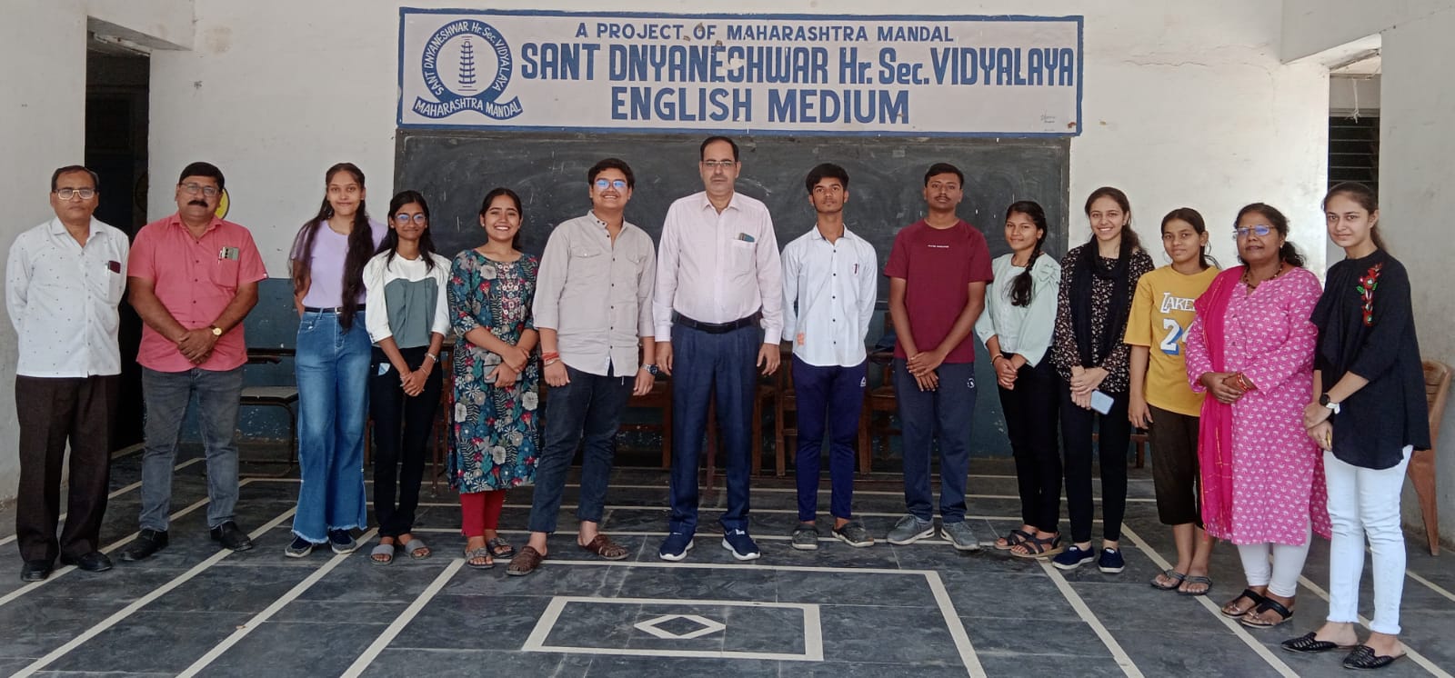 बोर्ड टापर बच्चे पहुंचे एसडीवी स्कूल... प्राचार्य का लिया आशीर्वाद.... शिक्षकों ने दी शुभकामनाएं