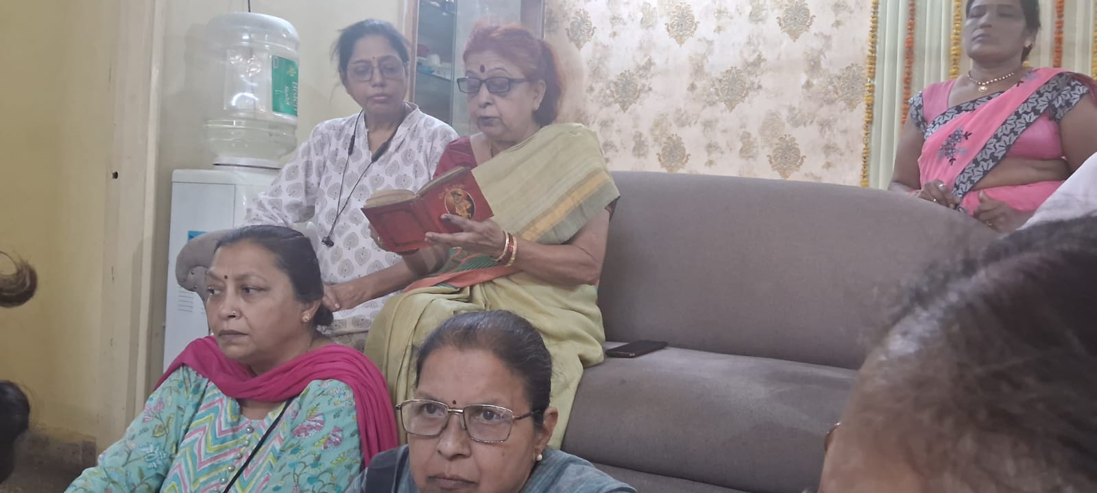 नंदा अगस्ती घर-घर जाकर करती हैं गीता पाठ...  पिछले 10 वर्षों से चल रहा यह पुण्य यज्ञ