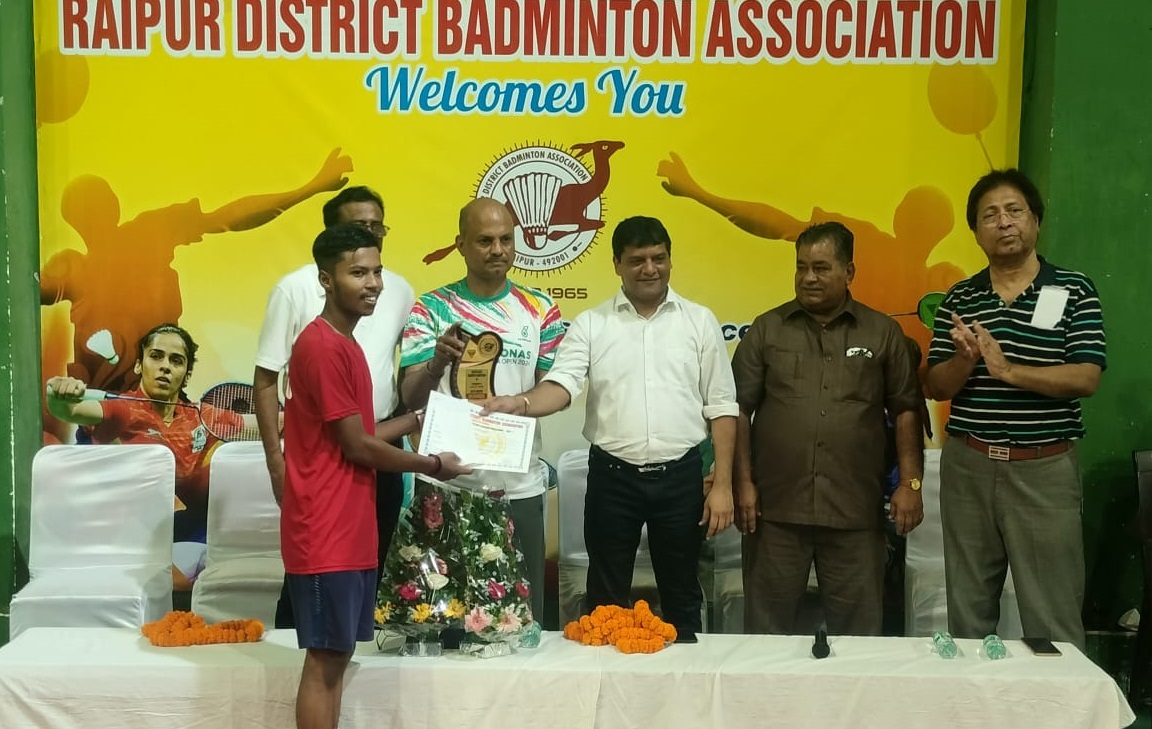 संत ज्ञानेश्वर विद्यालय के ओम बसक ने श्रेयांश पाठक को हराकर जीता बैडमिंटन का खिताब