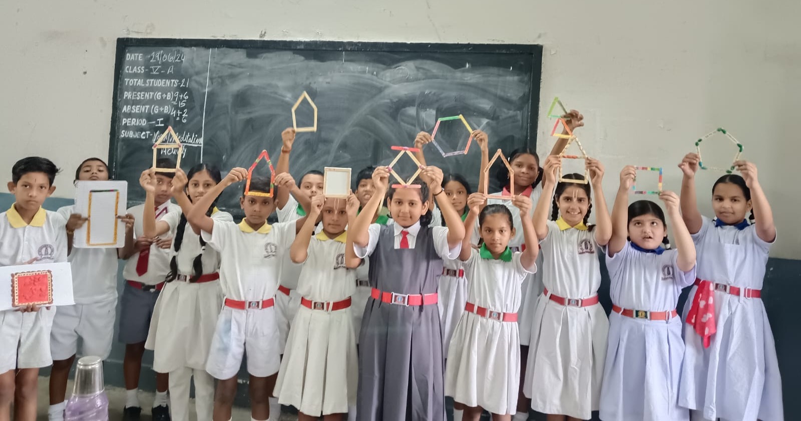 संत ज्ञानेश्वर स्कूल के बच्चों ने आइसक्रीम स्टीक्स से बनाए अल्फाबेट्स के शेप और फोटो फ्रेम