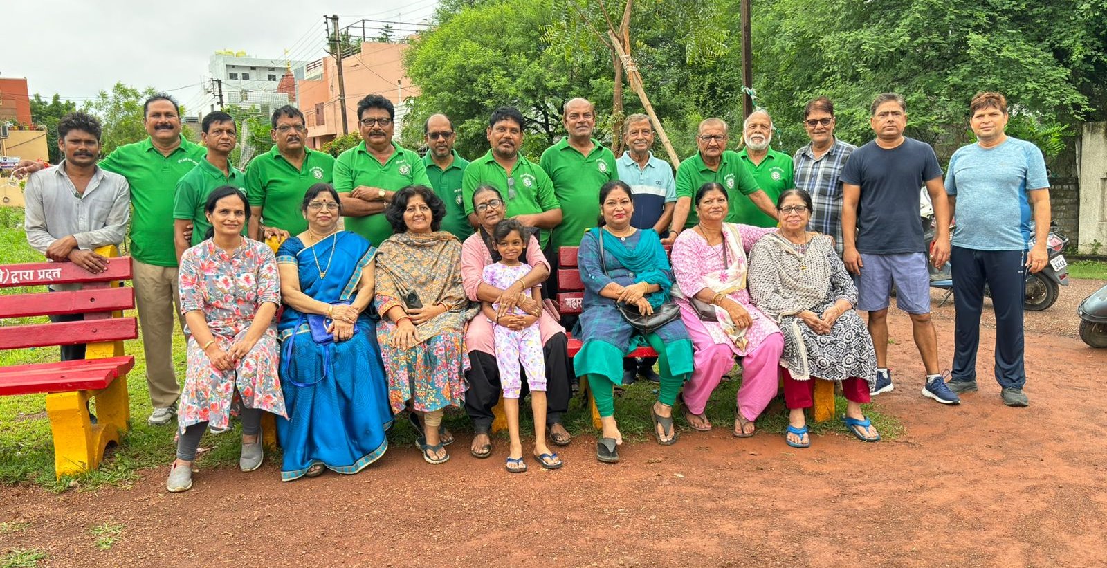 रोहिणीपुरम केंद्र और ग्रीन आर्मी ने रोपे 100 से अधिक पौधे