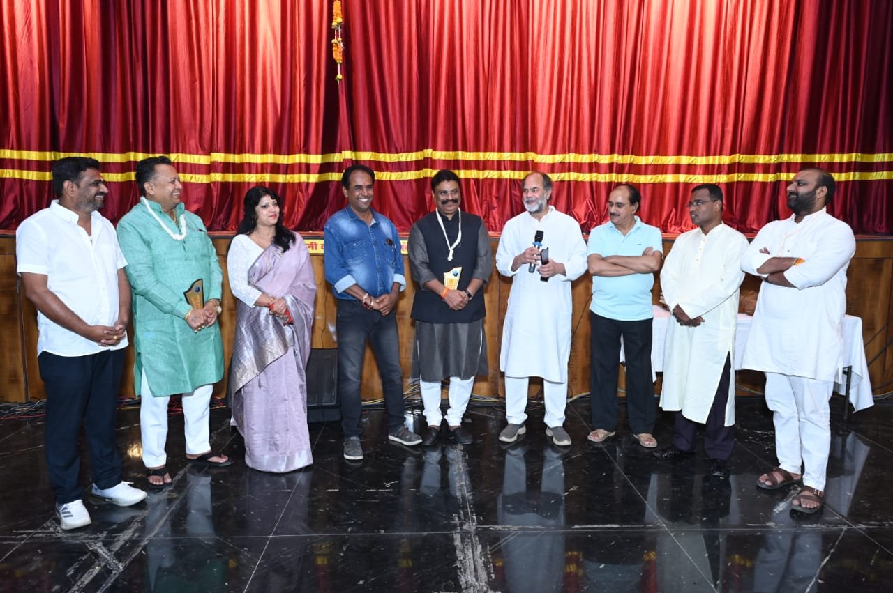 महाराष्ट्र मंडल में अगोरा और धर्म नाटक देखने पहुंचे शहर के पांच पार्षद