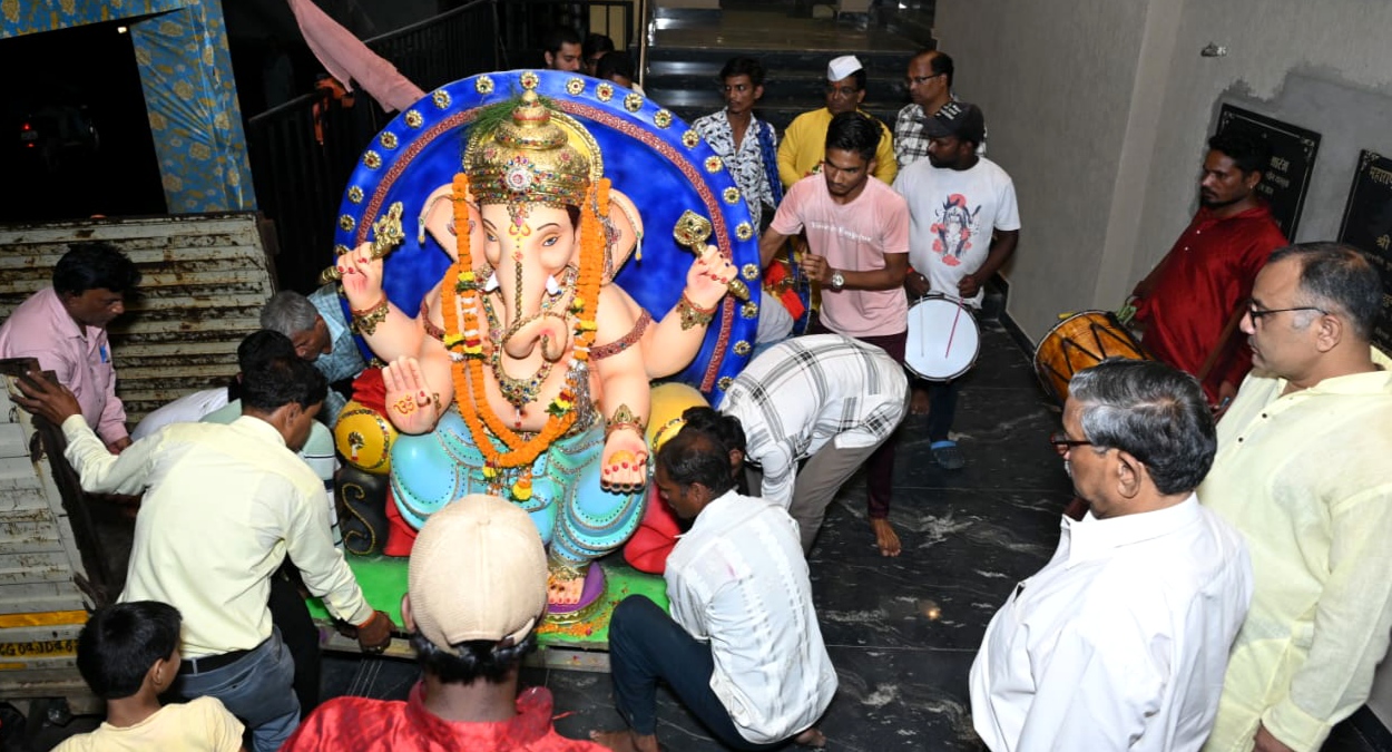 हवन पूजन के बाद महाराष्ट्र मंडल में विराजित गणपति बप्पा को दी गई विदाई
